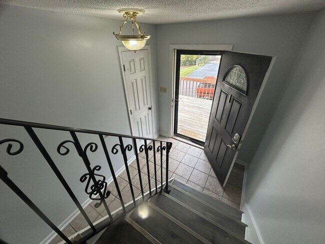 Building Photo - Spacious 3 bed 5 bath condo located in the...
