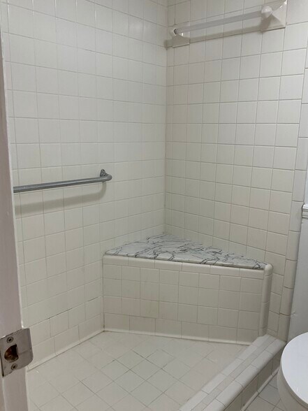Walk in shower - 1001 Woodland Vlg