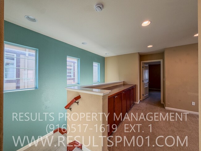 Building Photo - Lovely Courtyard Home 3 Bedroom w Bonus Rm