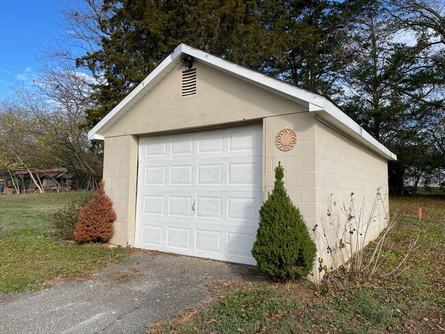 Building Photo - 2 bed 1 bath home in Randleman!