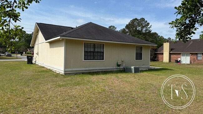 Building Photo - SPRING MOVE-IN SPECIAL AND RATE DROP ALERT...