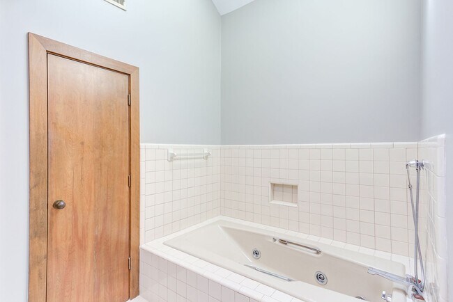 Building Photo - This Home is a Hole in One!