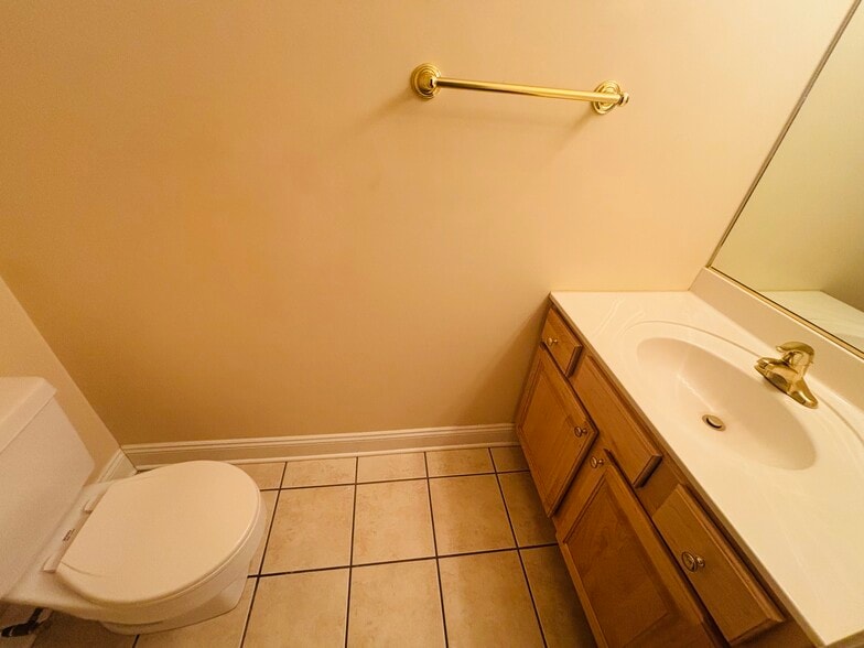 Building Photo - 385 Oaktree Blvd