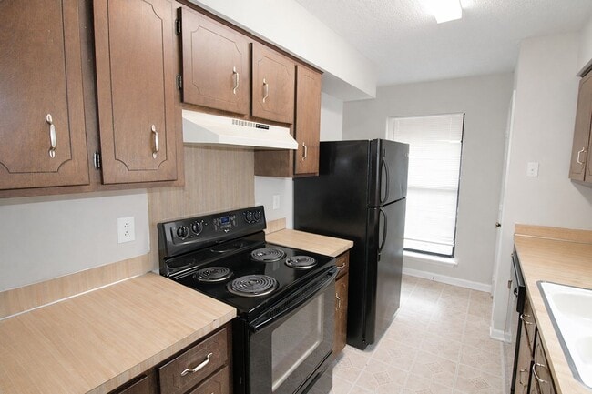 Building Photo - 2 Bedroom Ranch Home W/ Fenced In back yard