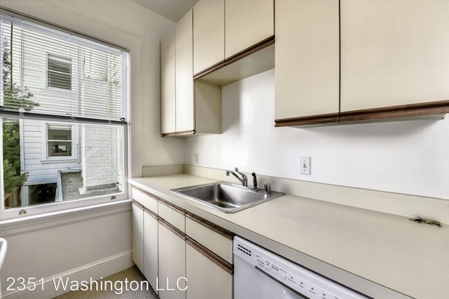 Building Photo - 2351 Washington St