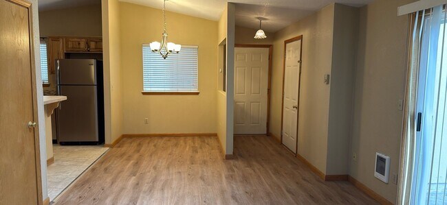 Building Photo - NE Bend Single Level 3 Bedroom / 2 Bathroom - PENDING APPLICATION