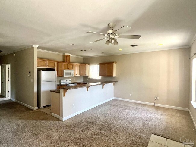 Building Photo - 100 S H St