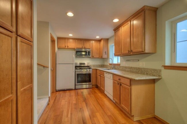 Building Photo - Mt. Baker - Beautiful 3 Bedroom / 2.5 Bath...