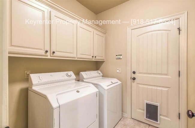 Building Photo - 5 Bed 4 Bath Rental Home Bixby