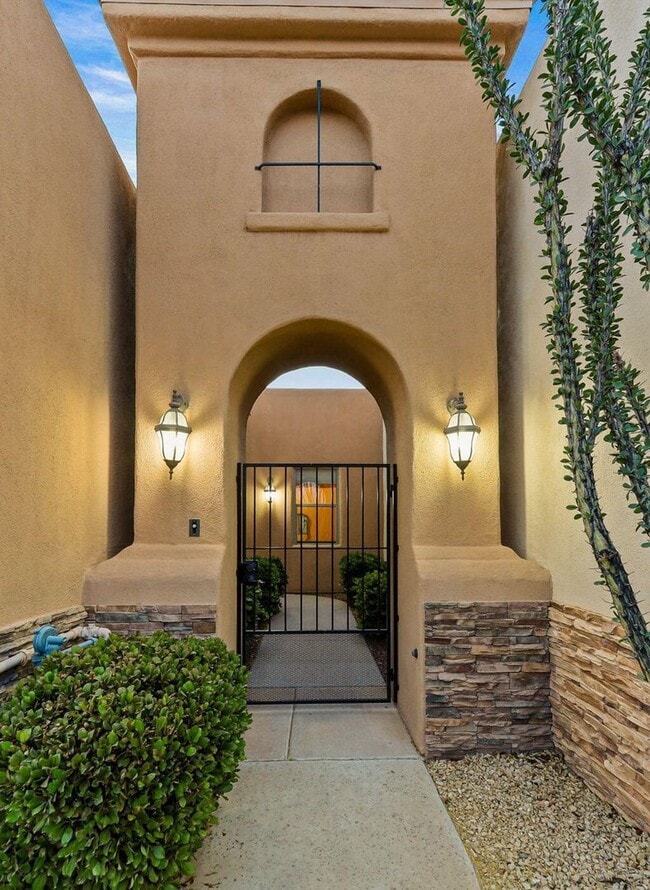 Building Photo - Gorgeous Townhouse in Pueblos at Alameda R...