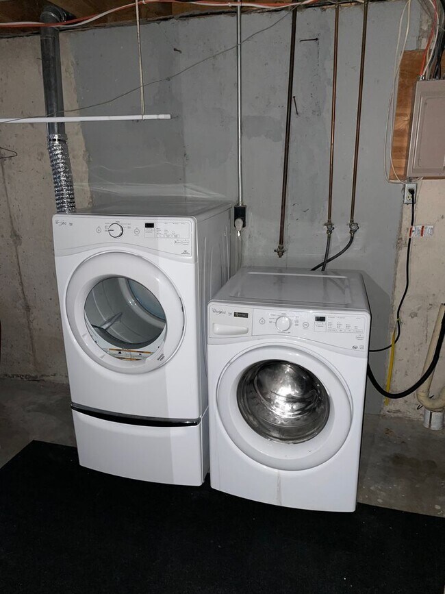 Building Photo - ~ APPLICATIONS PENDING ~ 4 bedroom, 2 bath...