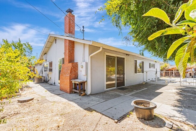 Building Photo - Spacious 4BR/2BA Home in Prime Irvington C...