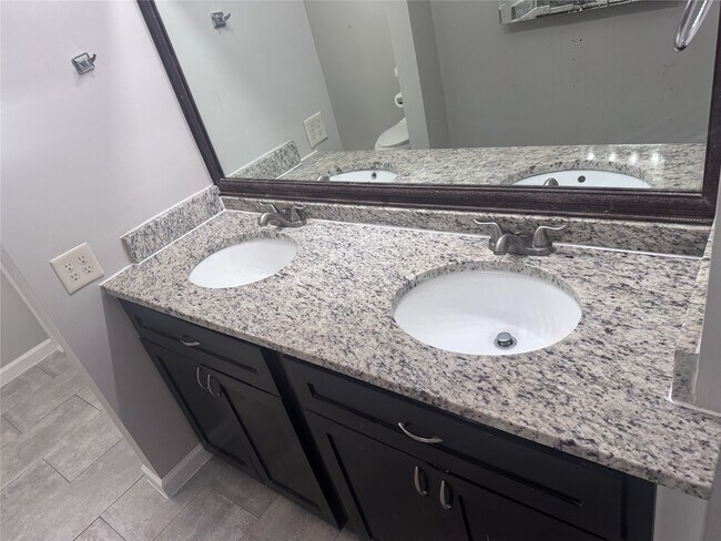 Building Photo - 730 E 8th St