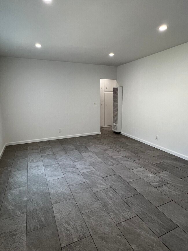 Building Photo - 319 Mariposa Ave