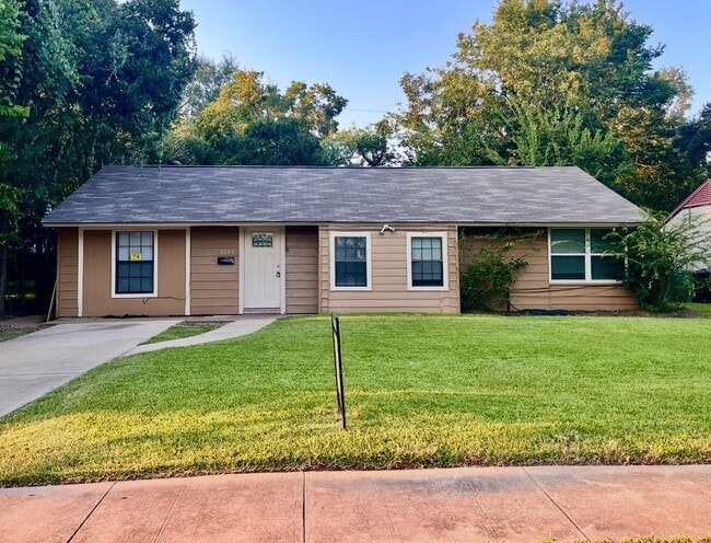 Primary Photo - 6043 Lyndhurst Dr