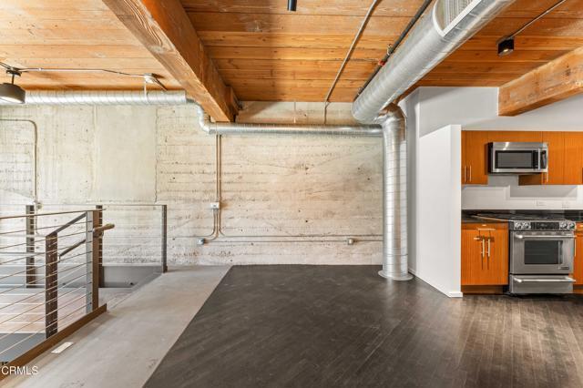 Building Photo - 530 S Hewitt St