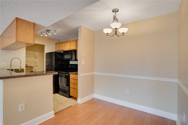 Building Photo - 806 Lake Haven Square