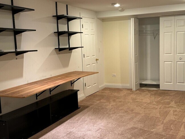 Building Photo - 2527 Oneida Ln