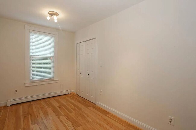Building Photo - Wonderful Two Bed + Den West End Abode! Parking Available!