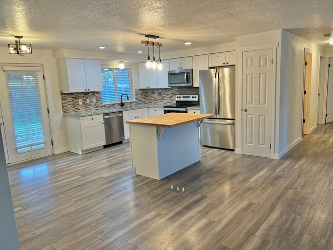 Building Photo - AVAILABLE NOW! 3BD 1.75 BATH SINGLE STORY HOME LARGE CORNER LOT