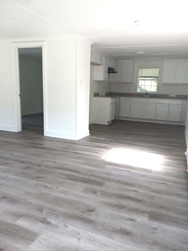 Building Photo - One Bedroom House Availalble for Rent in L...