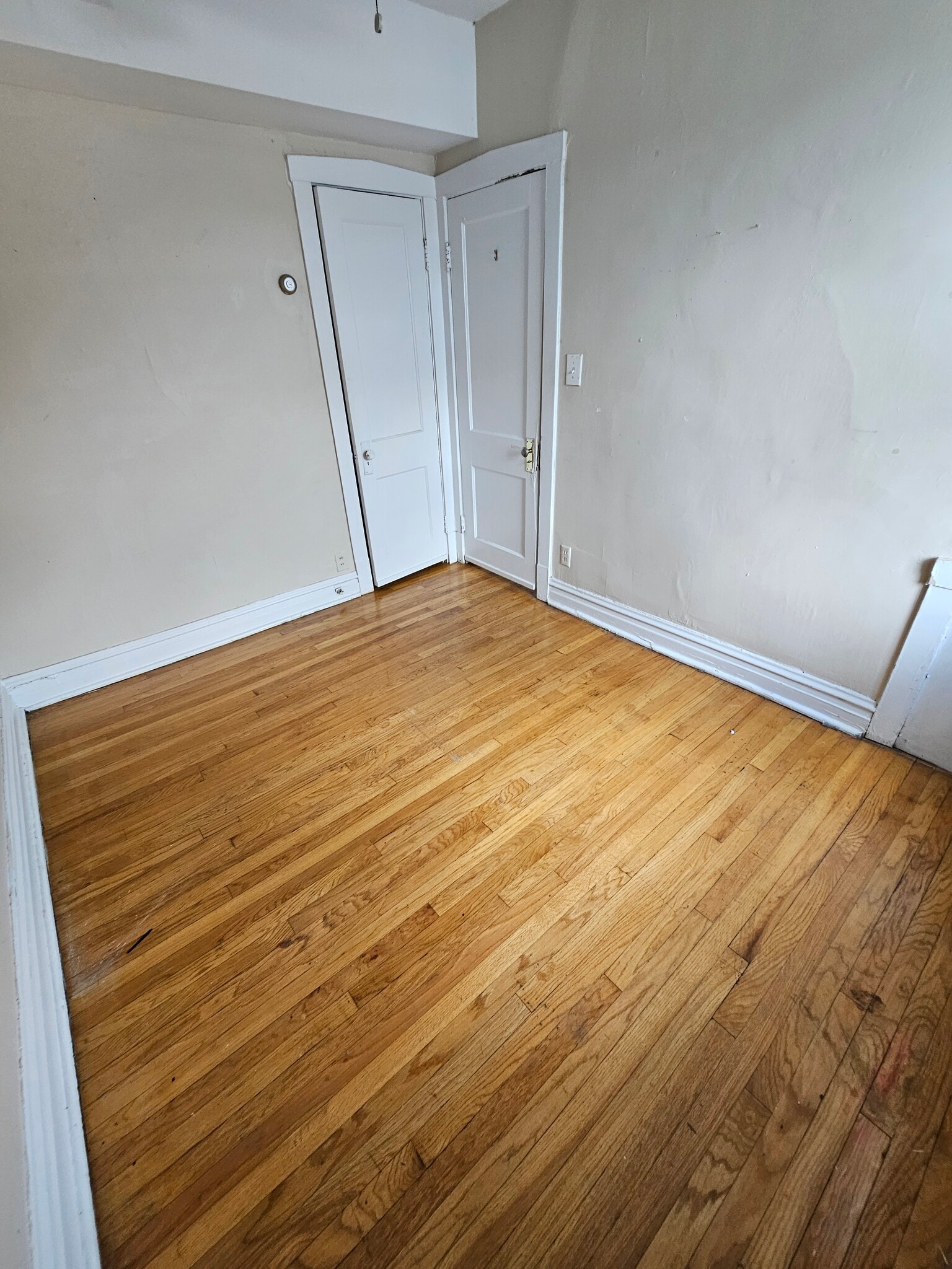 Building Photo - 3054 W Berteau Ave