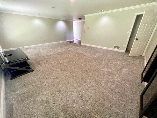 Building Photo - Cranberry - 6 bedroom 4 bathroom - Stunnin...