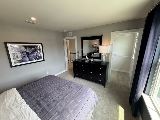 Building Photo - Never loved in Model Homes