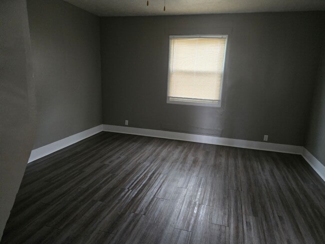 Building Photo - 2 bedroom 1.5 bath triplex