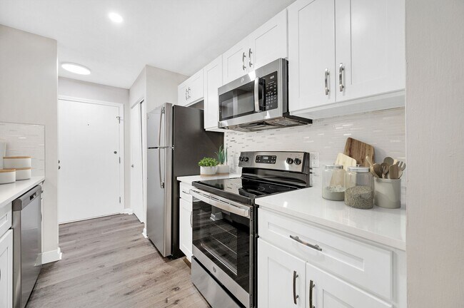 Building Photo - 16 Brookside Ave
