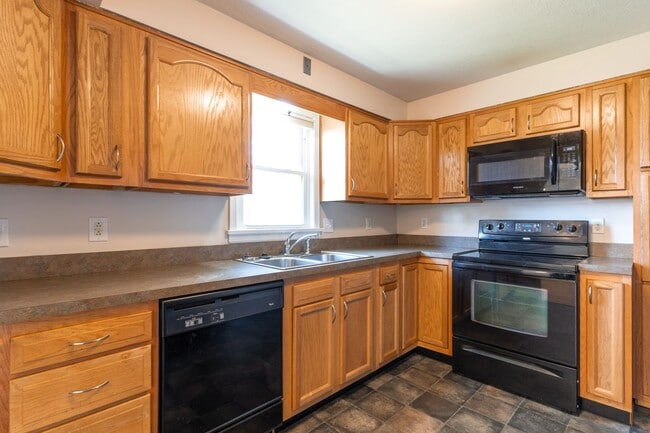 Building Photo - Welcome to this charming 3-bedroom, 2 full...