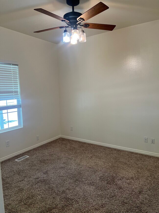 Building Photo - 4146 NE Pinion Cir