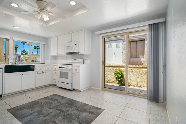 Building Photo - 41612 Aventine Ct