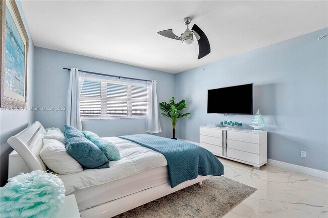 Building Photo - 2650 Lake Shore Dr