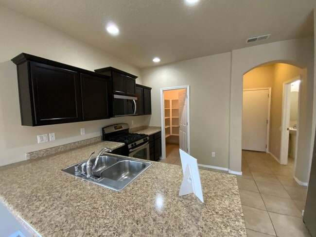 Building Photo - 3 Bedroom Home Available Near Unser Blvd NW & Rainbow Blvd NW!