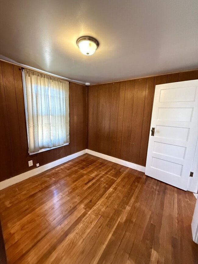 Building Photo - Charming 2 Bedroom 1 Bath Home