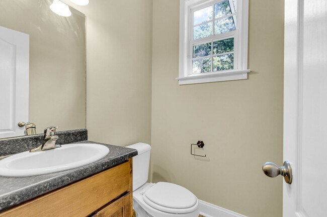 Building Photo - 4 Bedroom 2.5 Bathroom single family home ...