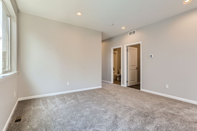 Building Photo - 5315 E 63rd Pl