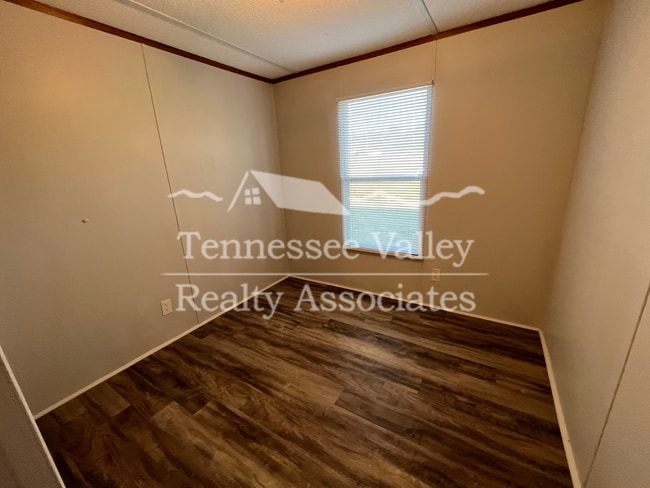 Building Photo - Well kept 3 bedroom/ 2 bathroom home just ...