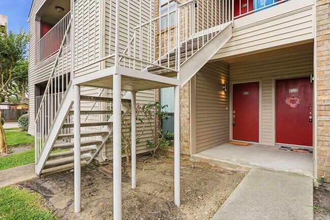 Building Photo - 2025 Augusta Dr
