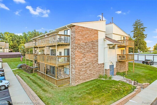 Building Photo - 855 S Pontiac Trail