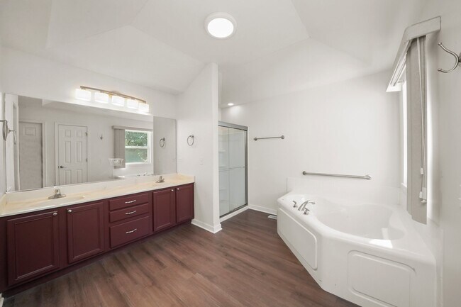 Building Photo - 3251 Thunderbird Ct E