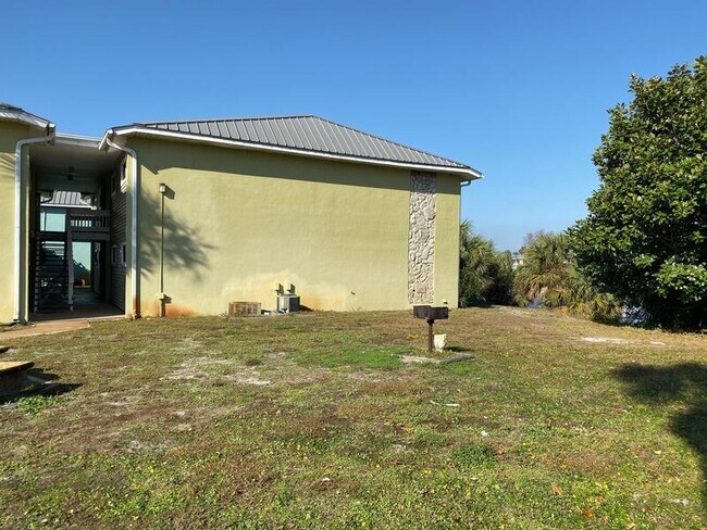 Building Photo - 4000 Gulf Terrace Dr