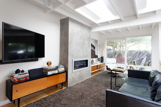 Building Photo - 2036 Walgrove Ave