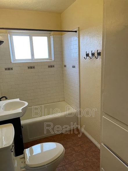 Building Photo - 1001 Jackson St SE