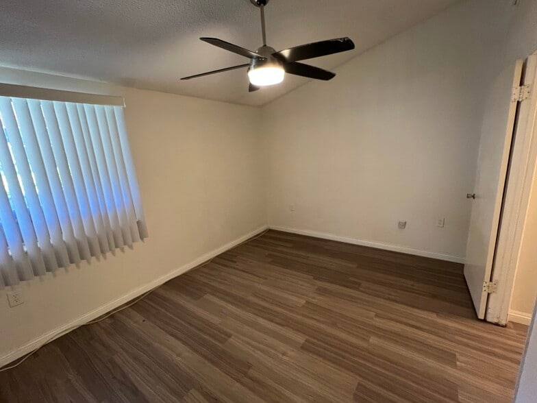 Master Bedroom - 19156 Avenue of the Oaks