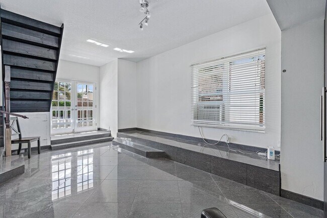 Building Photo - 301 Central Dr