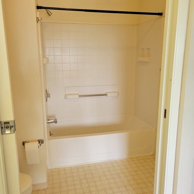 Building Photo - Northpointe Townhouse - 2 bedrooms, 2 baths, 2 parkings