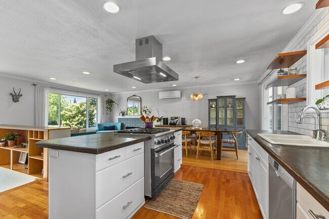 Building Photo - 3Bd/2.25Ba Seattle House