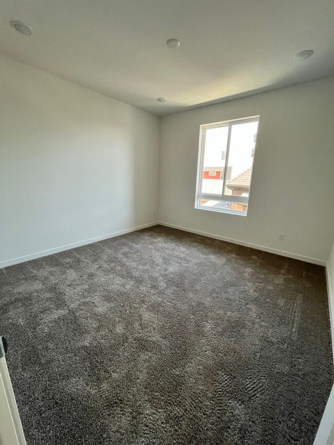 Building Photo - Charming Rooftop 3 Bed / 3 Bath Townhome Just Blocks from the Beach! Available for Pre-LEASE TODAY!